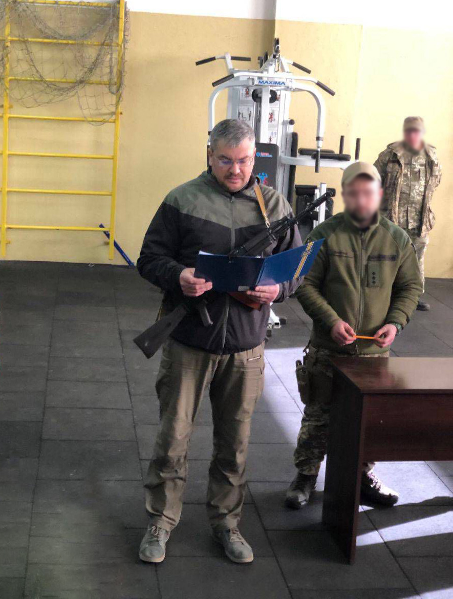посадовець з Донецької області приймає присягу у ЗСУ