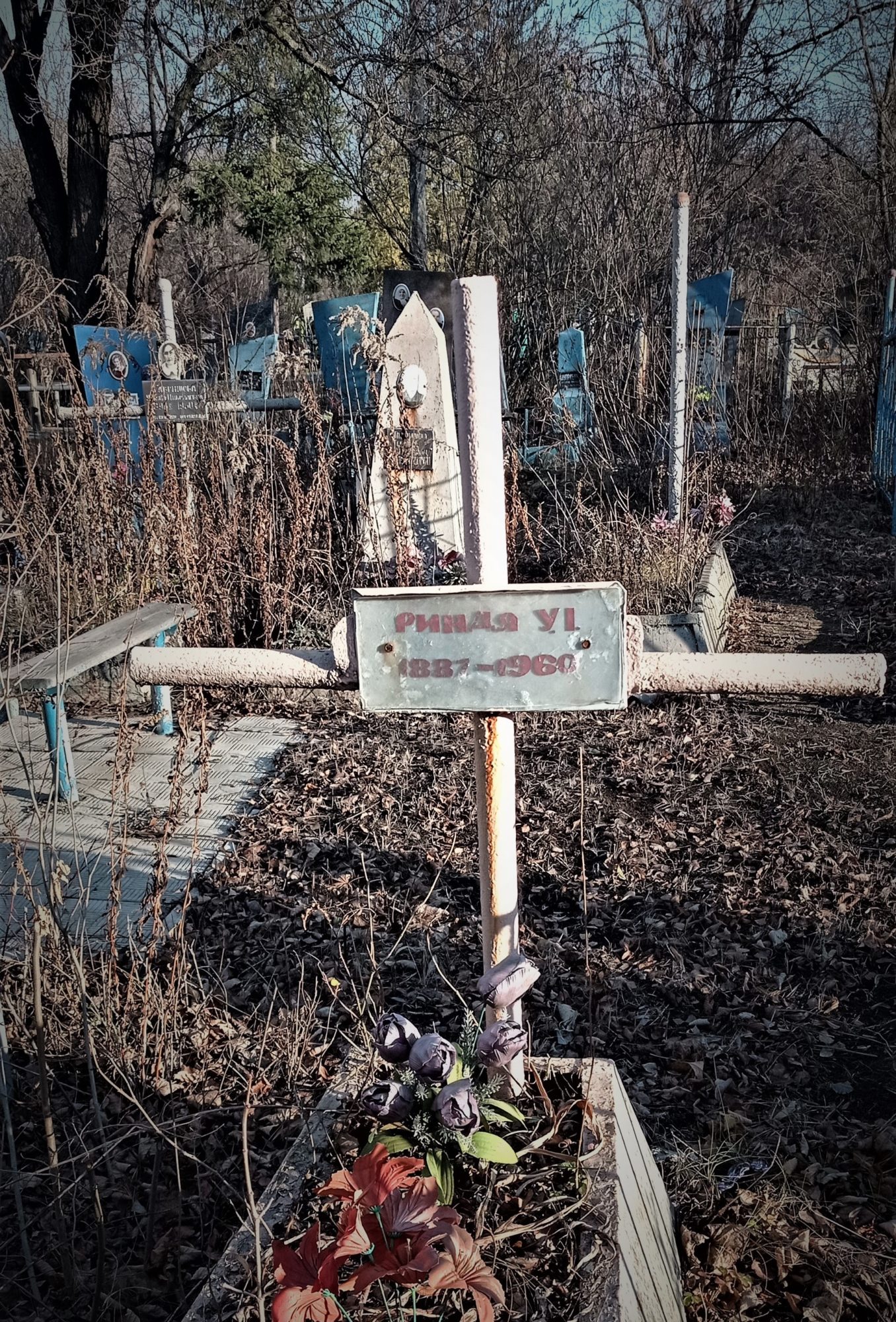 надпись на украинском языке на кладбище в Бахмуте в Донецкой области