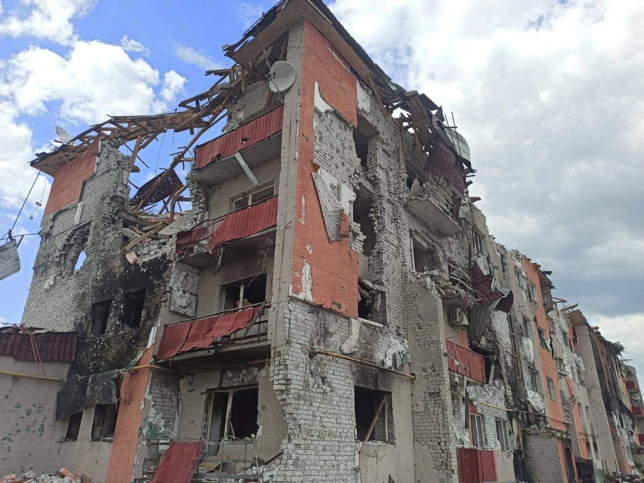 разрушенное здание в Луганской области