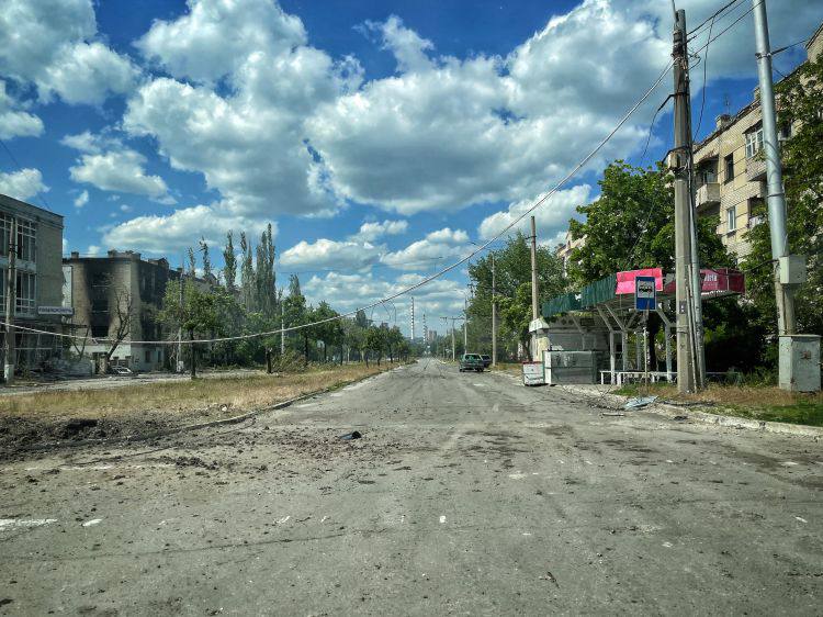 разрушенные дома в Луганской области