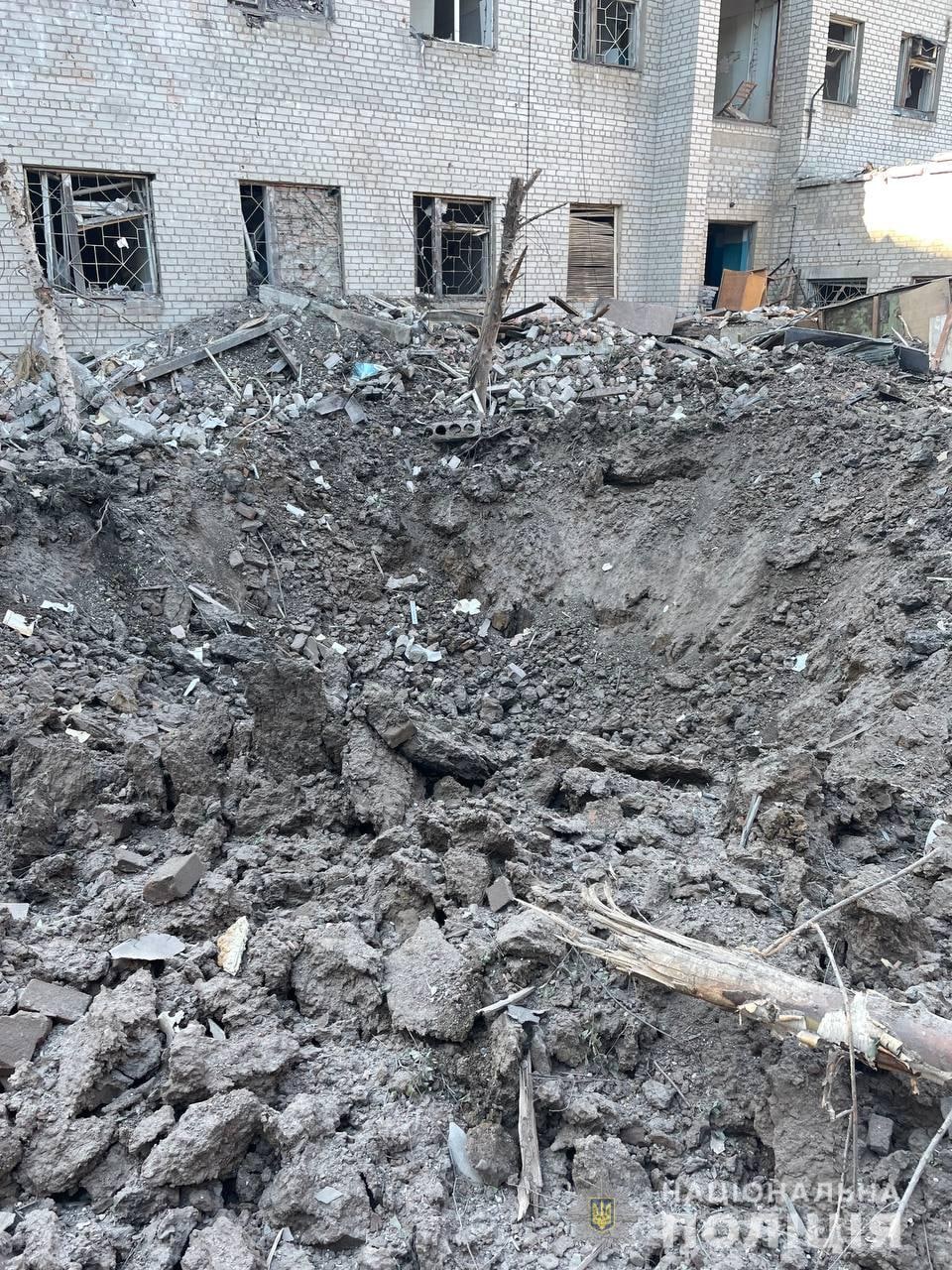 воронка после обстрела 22 мая в Донецкой области