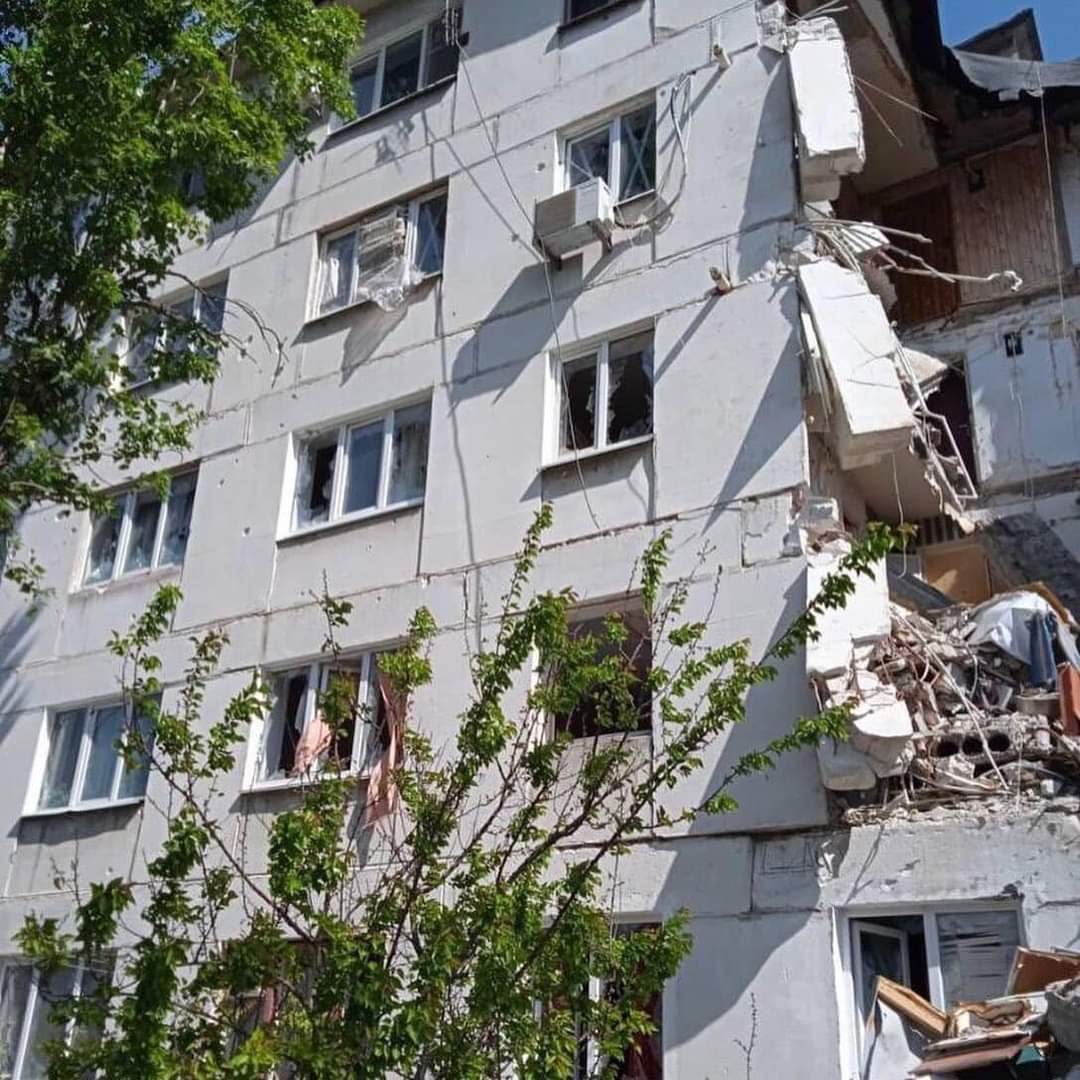 зруйнована багатоповерхівка в Луганській області