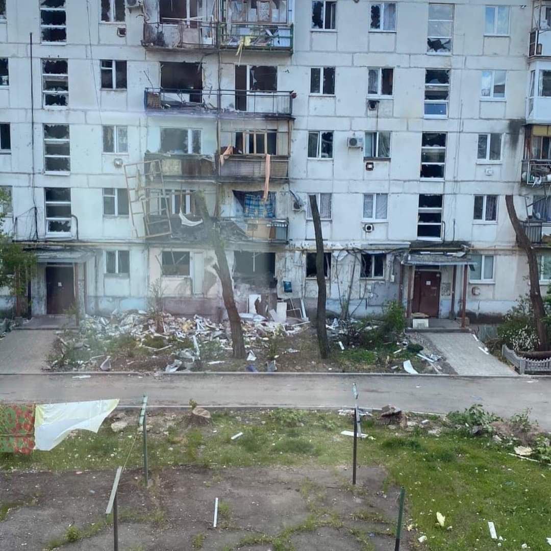 разрушенная многоэтажка в Луганской области