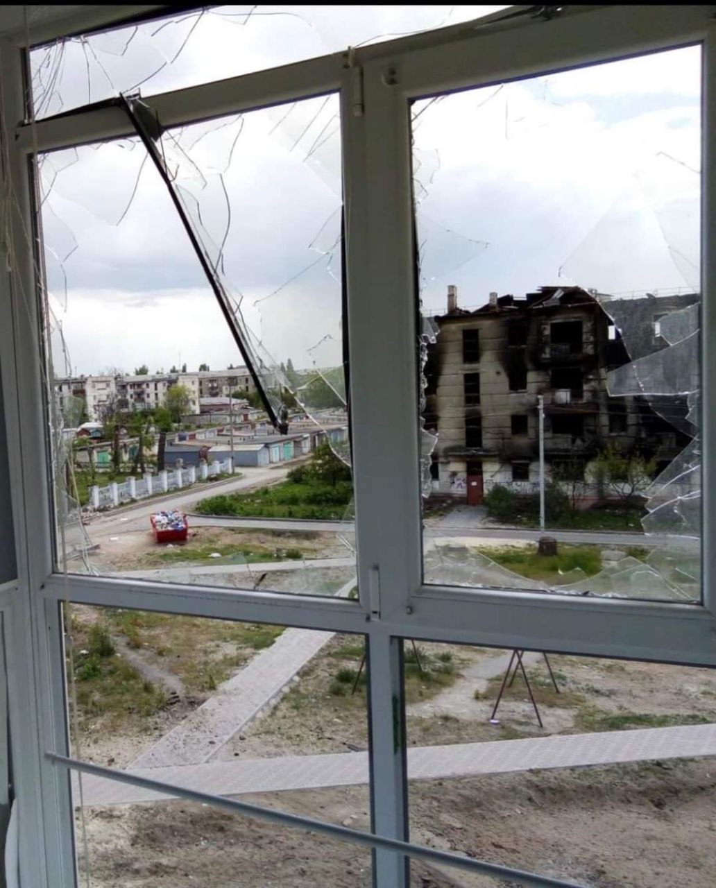 зруйнована будівля в Луганській області