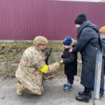 Як бійці ЗСУ допомагають українським дітям під час війни (фото)