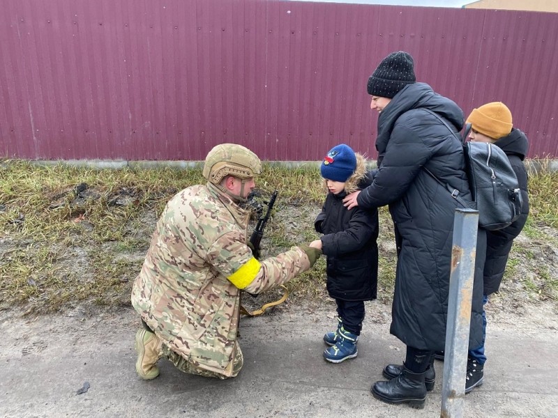 Как бойцы ВСУ помогают украинским детям во время войны (фото) 8