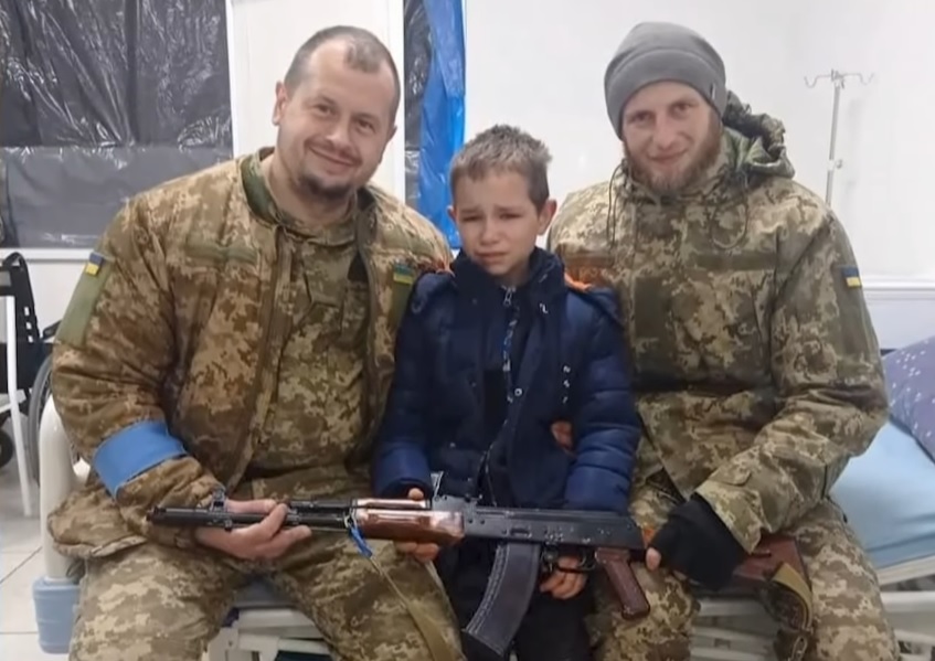 Как бойцы ВСУ помогают украинским детям во время войны (фото) 10