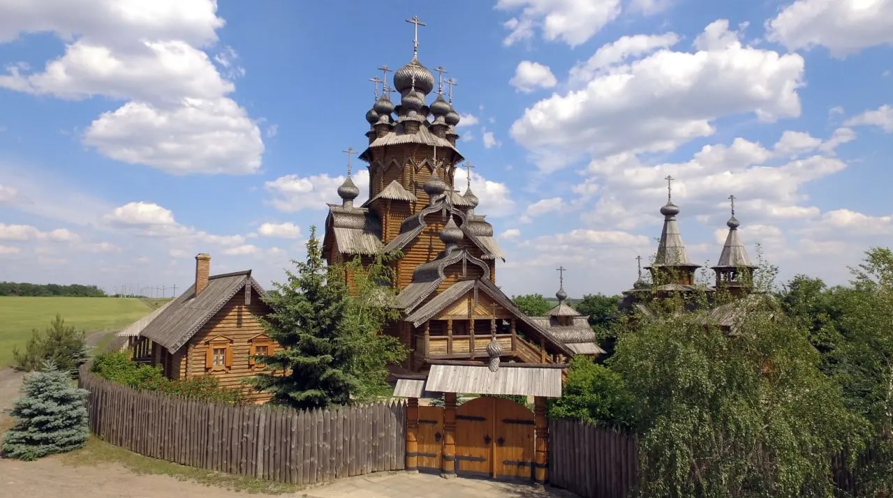 Российские оккупанты разрушили в Донецкой области по меньшей мере 88 культурных объектов, — Минкульт 3