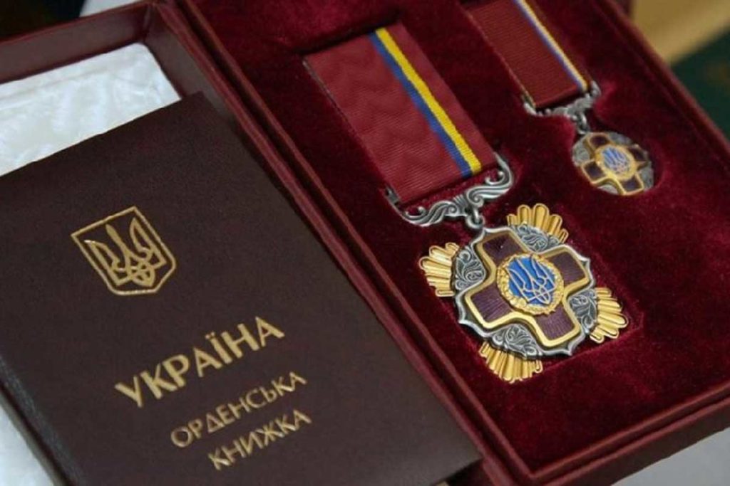 4 медиків з Донеччини та Луганщини нагородили державними орденами та медаллю. 3 з них — посмертно