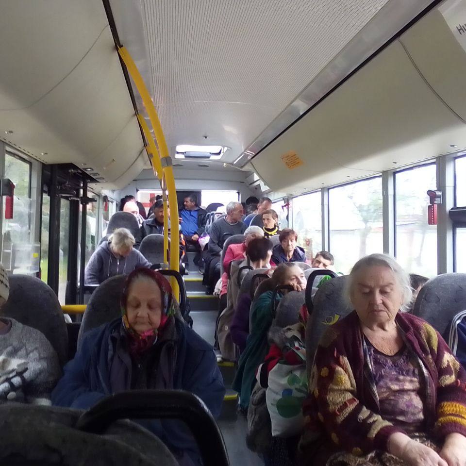 “Їхати небезпечно навіть у броньованому автобусі”: як благодійники вивозять людей з прифронтових міст Донбасу 1