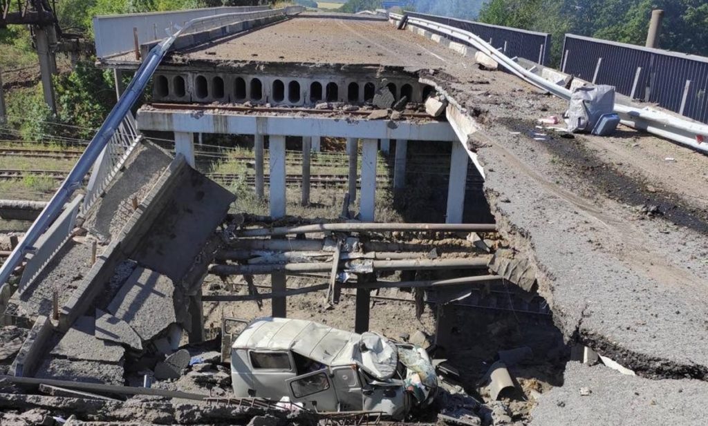 Оккупанты ударами из вертолётов уничтожили мост в Лисичанске. Местные остаются без гумпомощи, — Гайдай