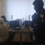Через бойові дії на Донеччині доставляти пенсії доводиться поліцейським. Як це працює (відео)