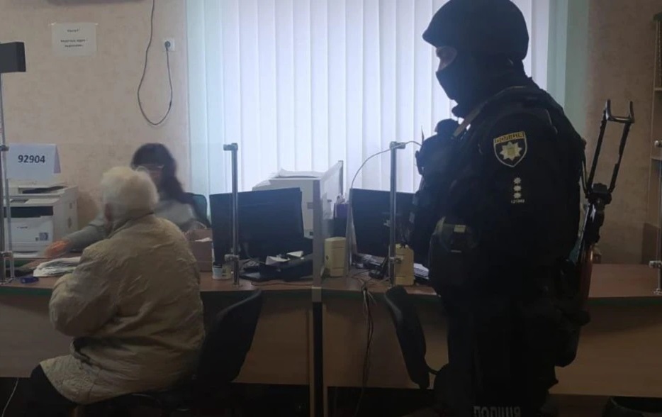 Через бойові дії на Донеччині доставляти пенсії доводиться поліцейським. Як це працює (відео)