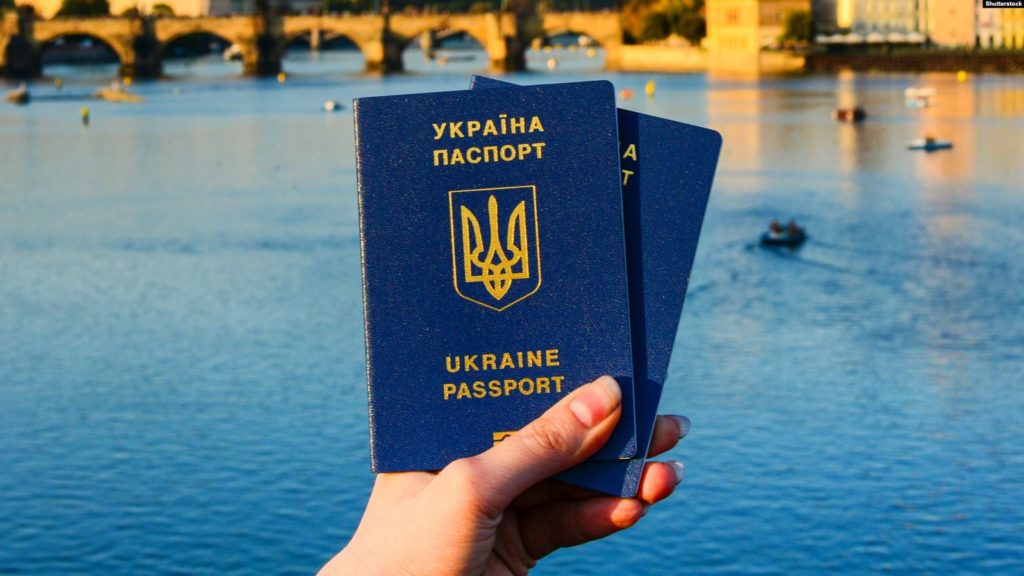 Украинцы за границей в течение 2 лет смогут оформить все виды паспортов