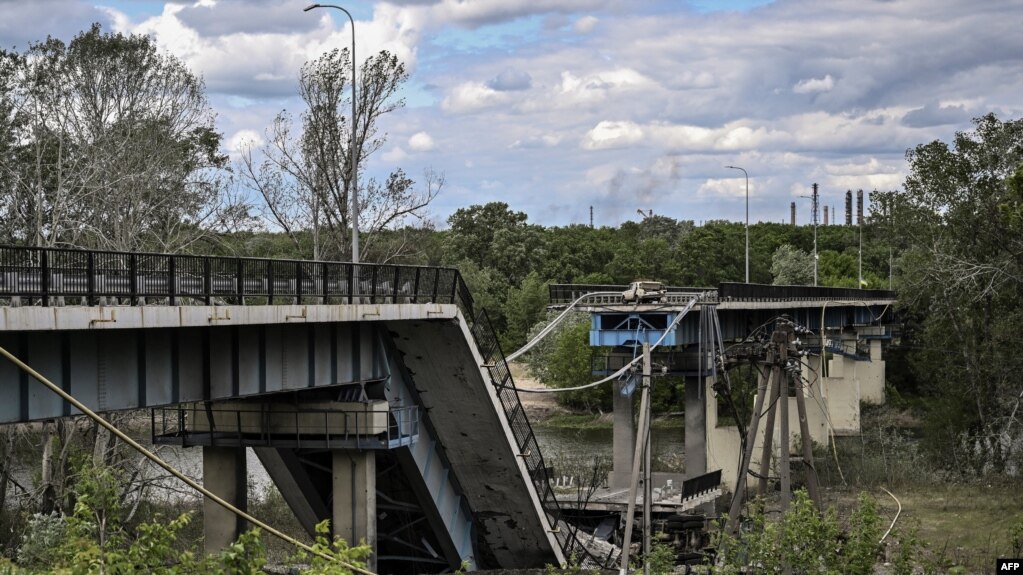 Оккупанты разрушили последний мост, который вел в Северодонецк — глава Луганской области