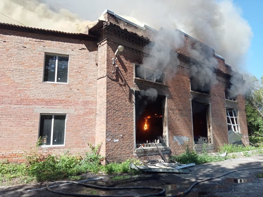 28 червня окупанти двічі обстріляли Слов’янськ. Зруйновані гаражний кооператив та будівля підприємства (ФОТО)