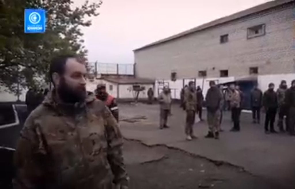Рідні оборонців “Азовсталі” просять журналістів відвідати бійців в Оленівці та показати умови там