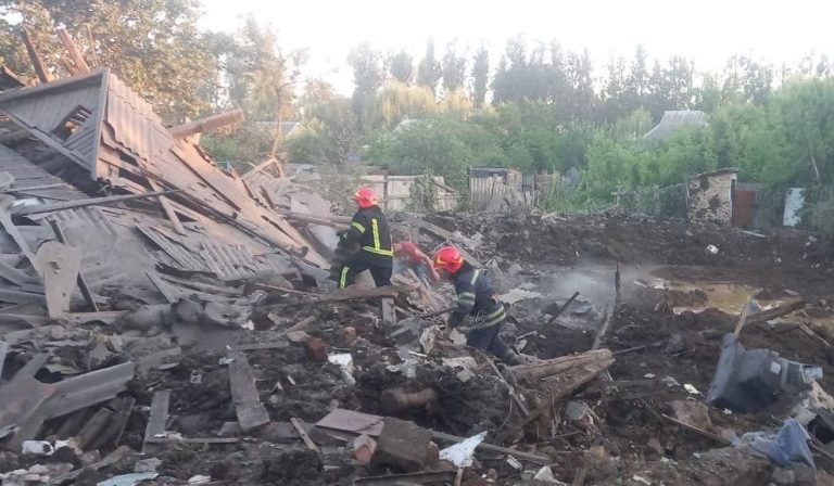 В Костянтинівці окупанти з літака вдарили по приватному будинку. З-під завалів дістали тіло чоловіка (ФОТО, ВІДЕО)