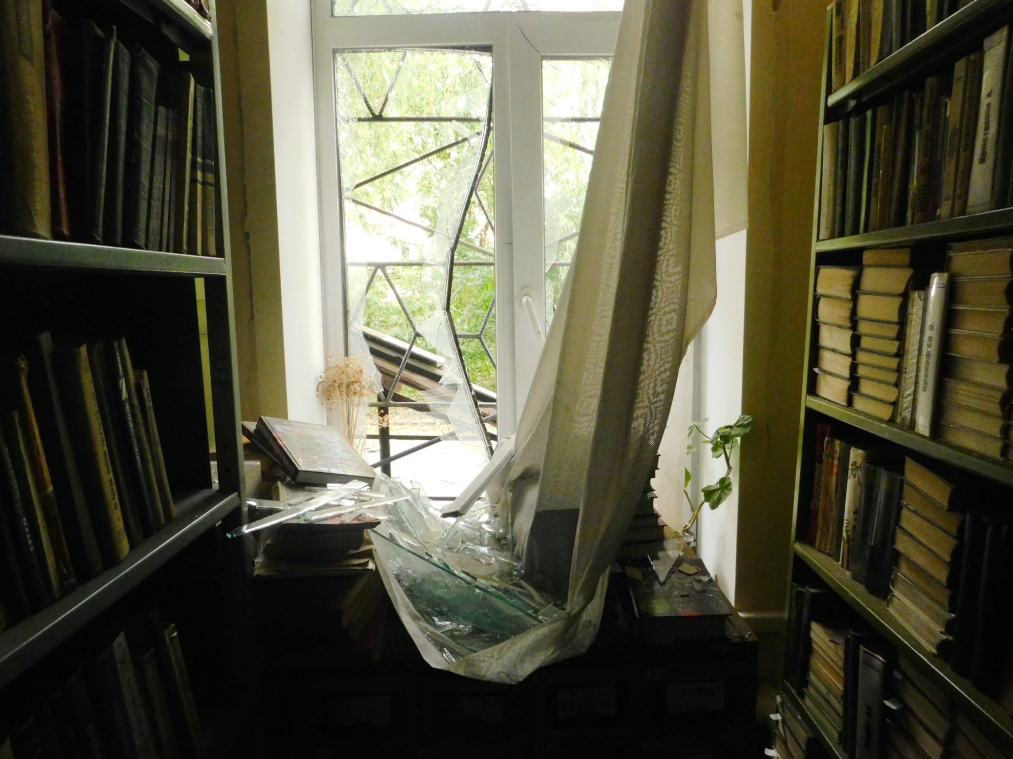 Убирают осколки третий день: как бахмутская библиотека приходит в себя после обстрела (фото) 4