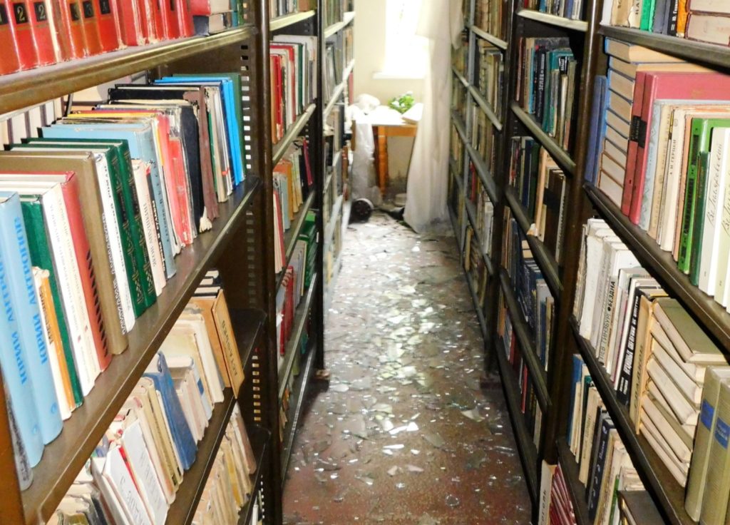 Убирают осколки третий день: как бахмутская библиотека приходит в себя после обстрела (фото)