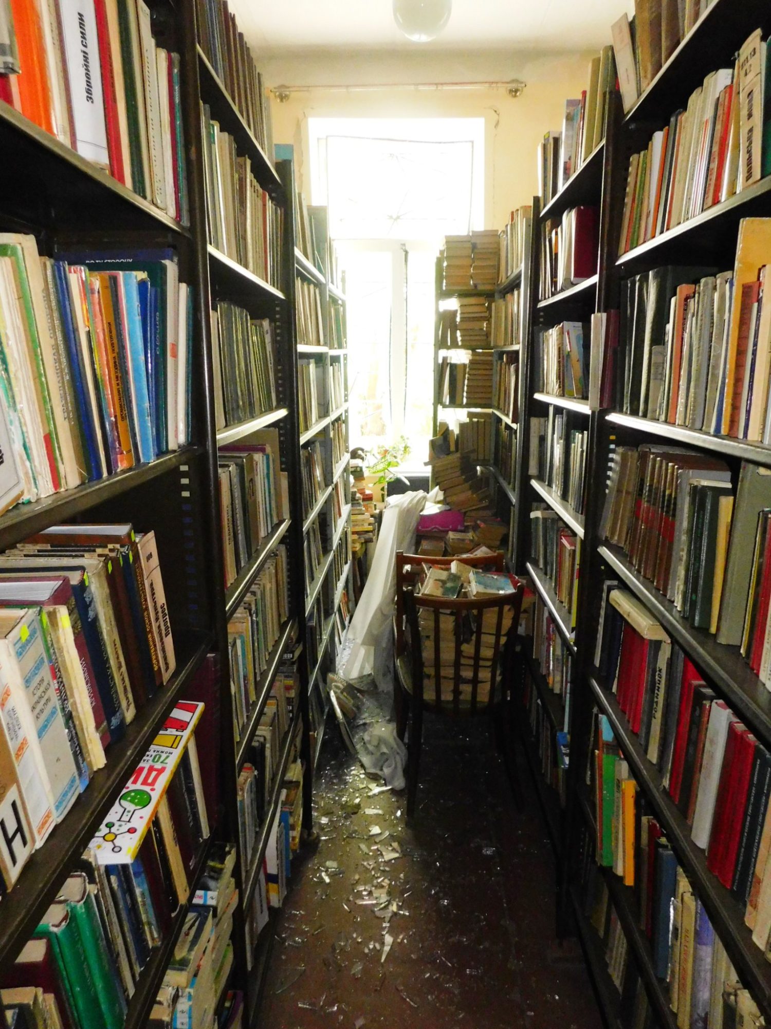 Убирают осколки третий день: как бахмутская библиотека приходит в себя после обстрела (фото) 5