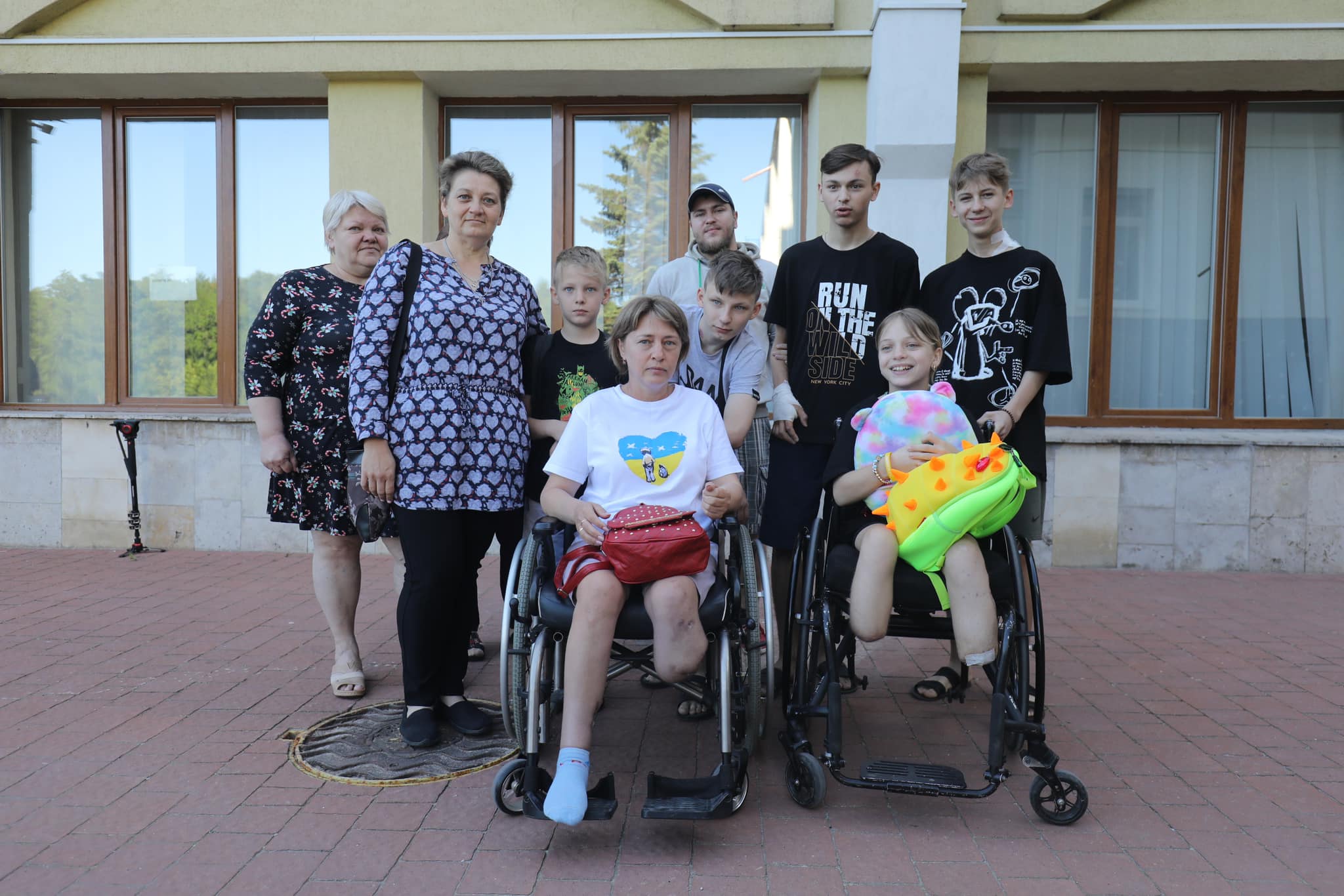 Родину Степаненків, які втратили ноги під час обстрілу Краматорського вокзалу, відправляють на протезування в США 3