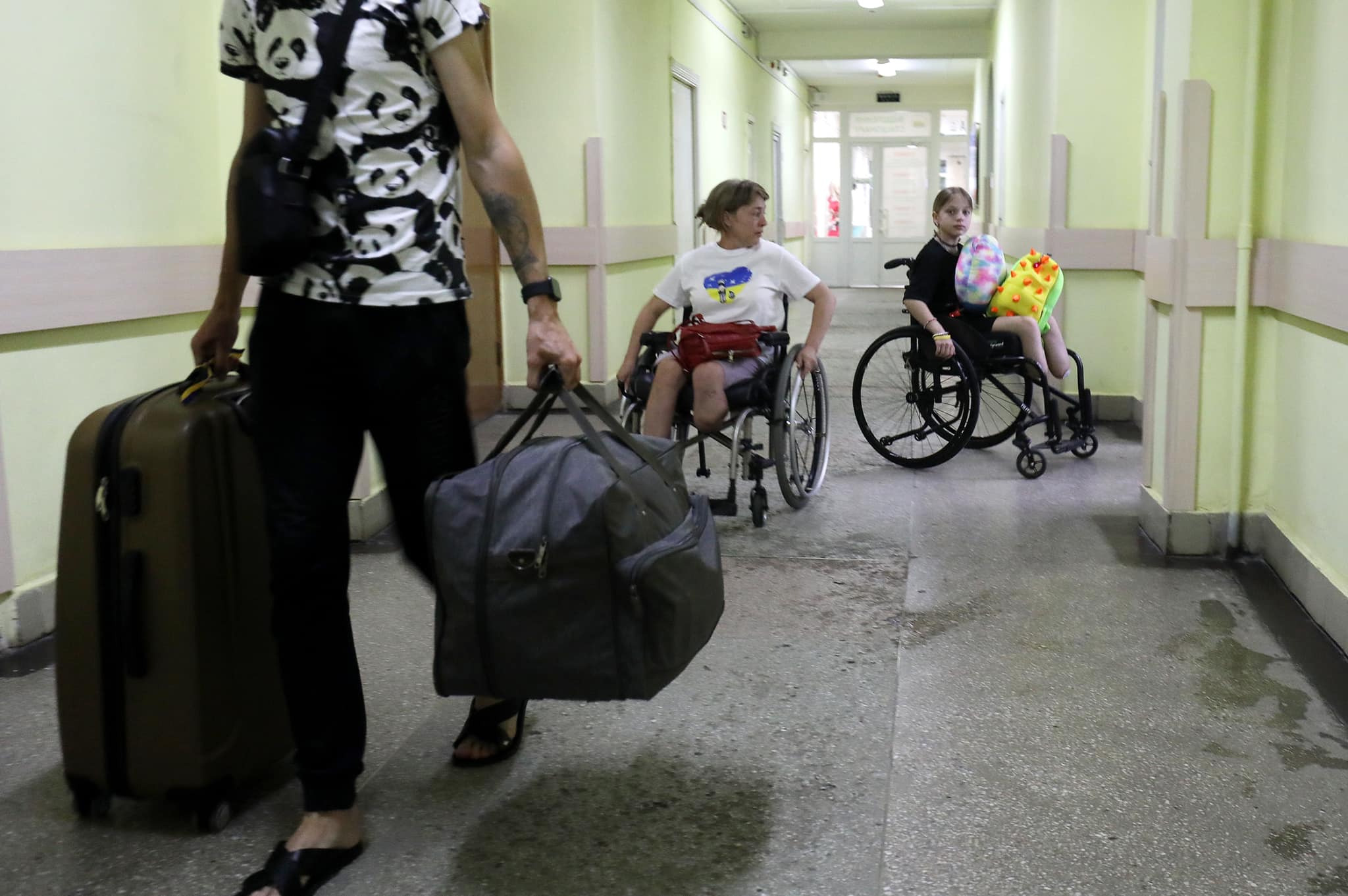 Семью Степаненко, потерявшую ноги при обстреле Краматорского вокзала, отправляют на протезирование в США 5