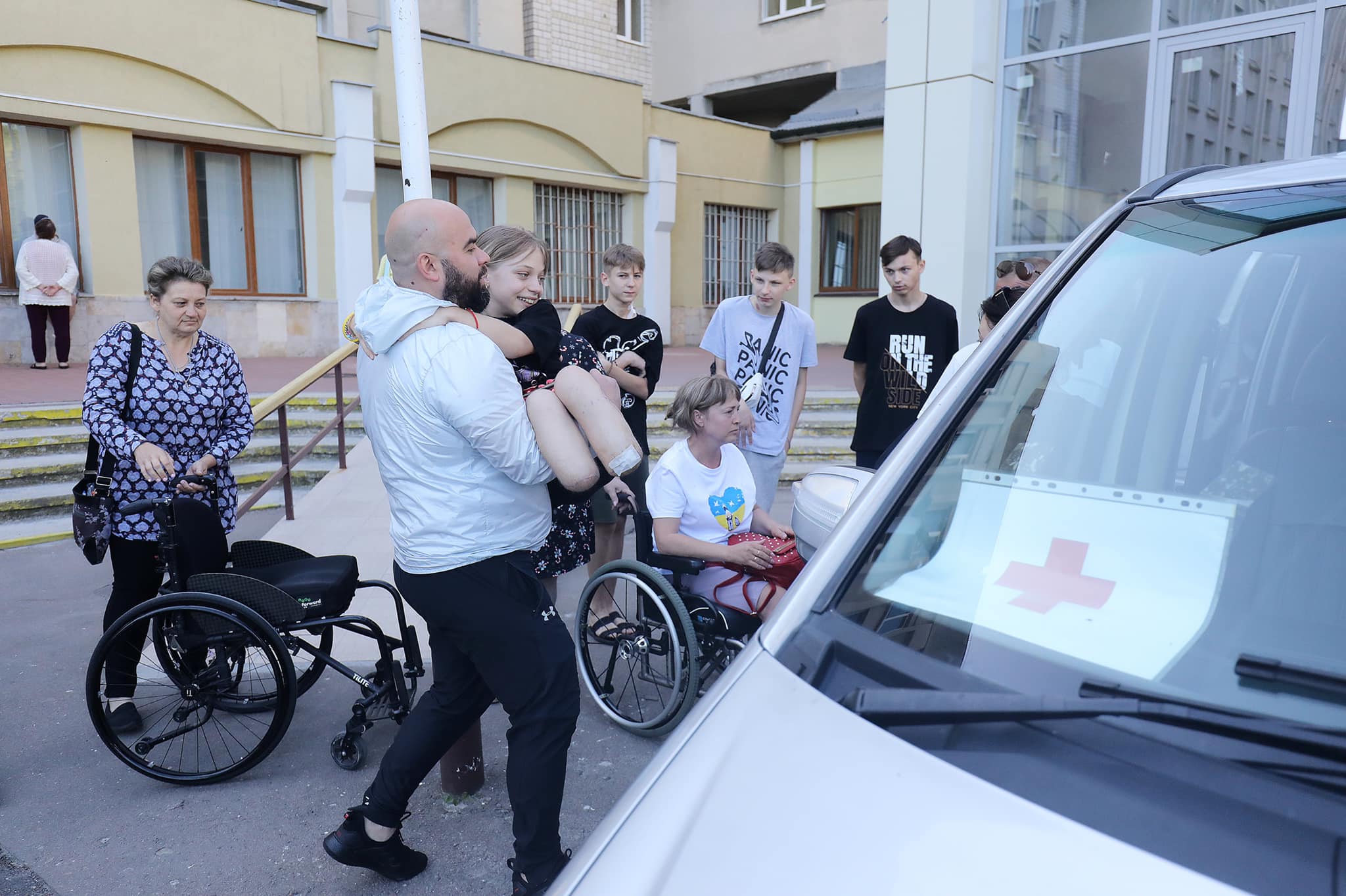 Семью Степаненко, потерявшую ноги при обстреле Краматорского вокзала, отправляют на протезирование в США 7