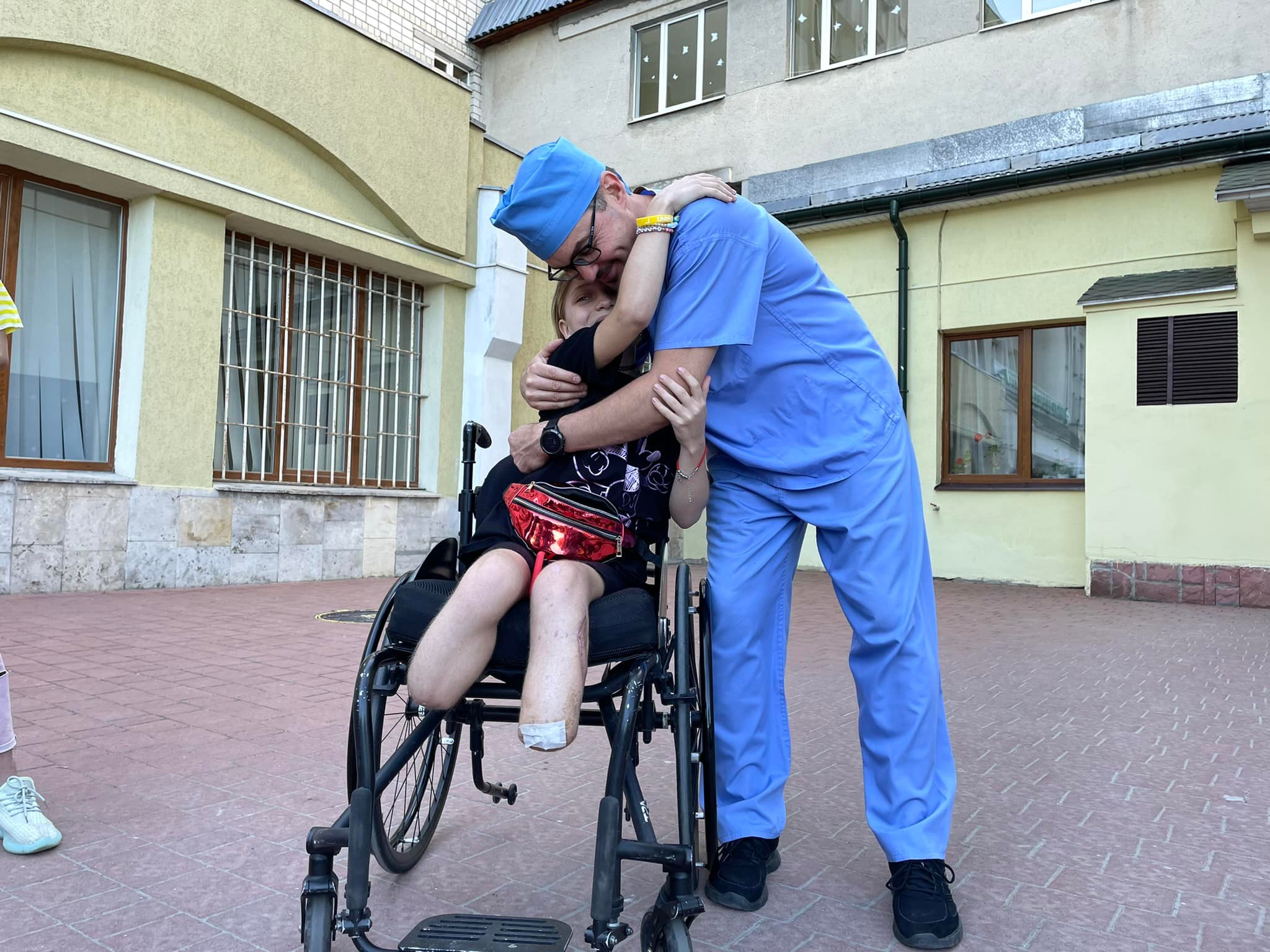 Семью Степаненко, потерявшую ноги при обстреле Краматорского вокзала, отправляют на протезирование в США 6