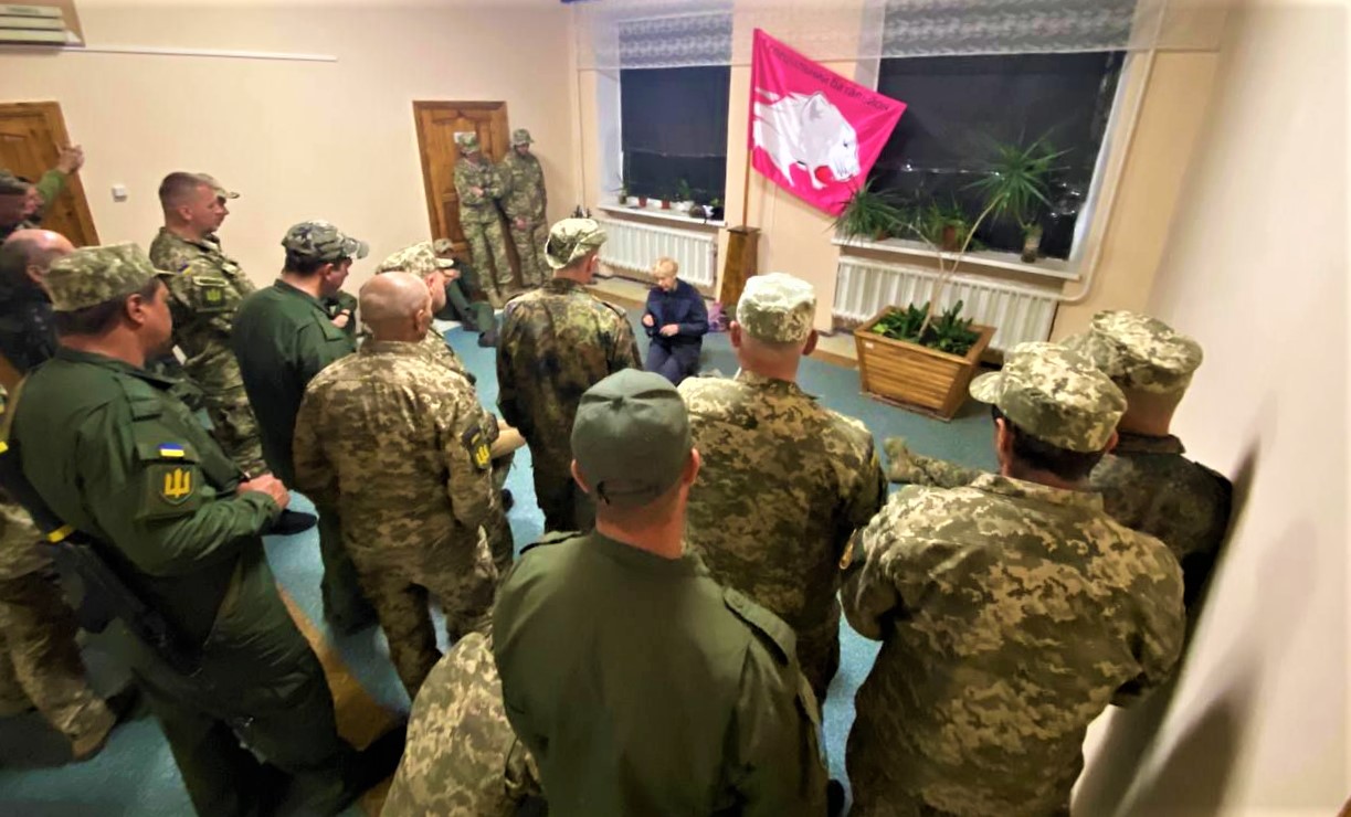 військовий медик Анна Малиновська навчає військових такмеду