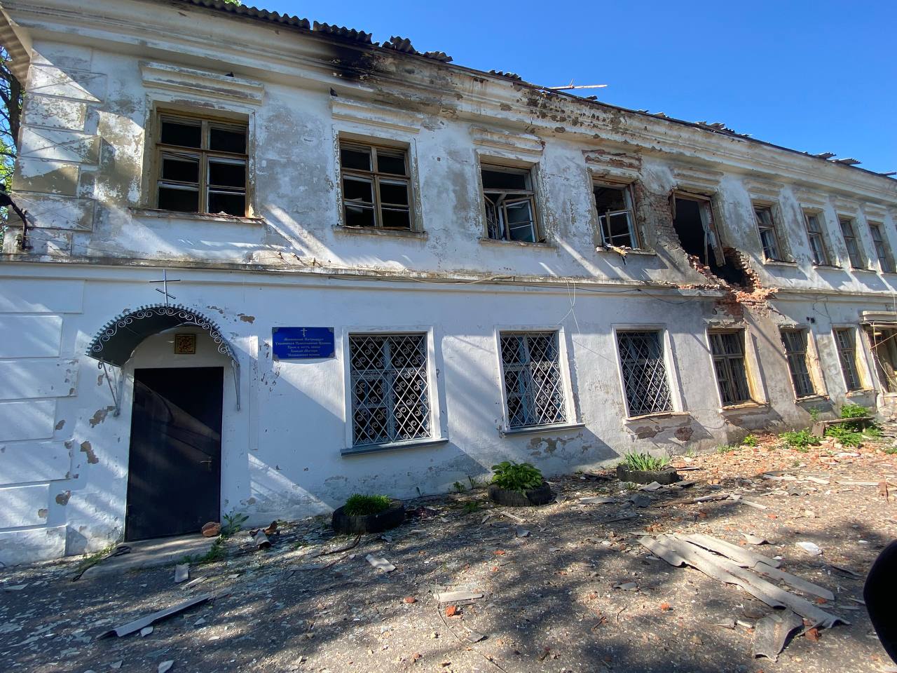 Випалені машини, розбиті будинки та церкви. Як зараз виглядають Білогорівка та Серебрянка (ФОТО) 13