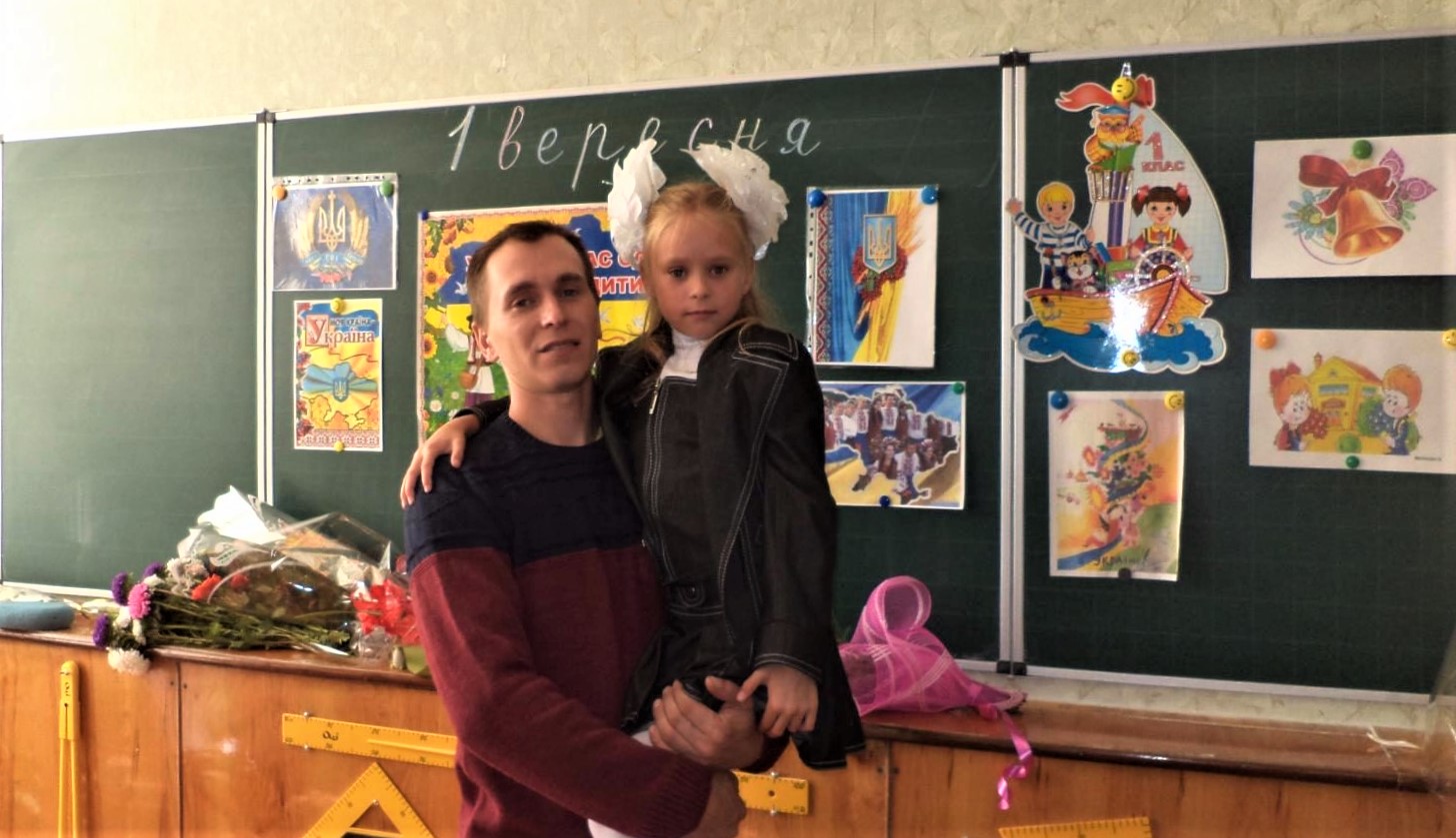 Дмитрий Голев с дочкой в школе в Лимане