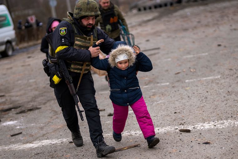 Как бойцы ВСУ помогают украинским детям во время войны (фото) 9