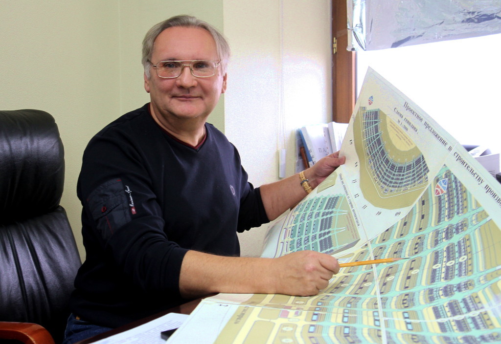 Колишній головний архітектор Бахмута видає маріупольцям “відписки” щодо відновлення житла. Що про нього відомо