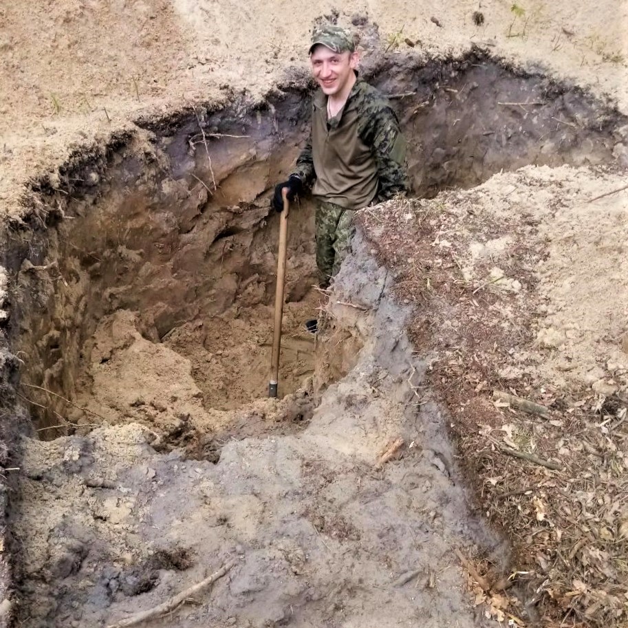 теробороновец из Бахмута Михаил Андриенко роет окоп в Киевской области