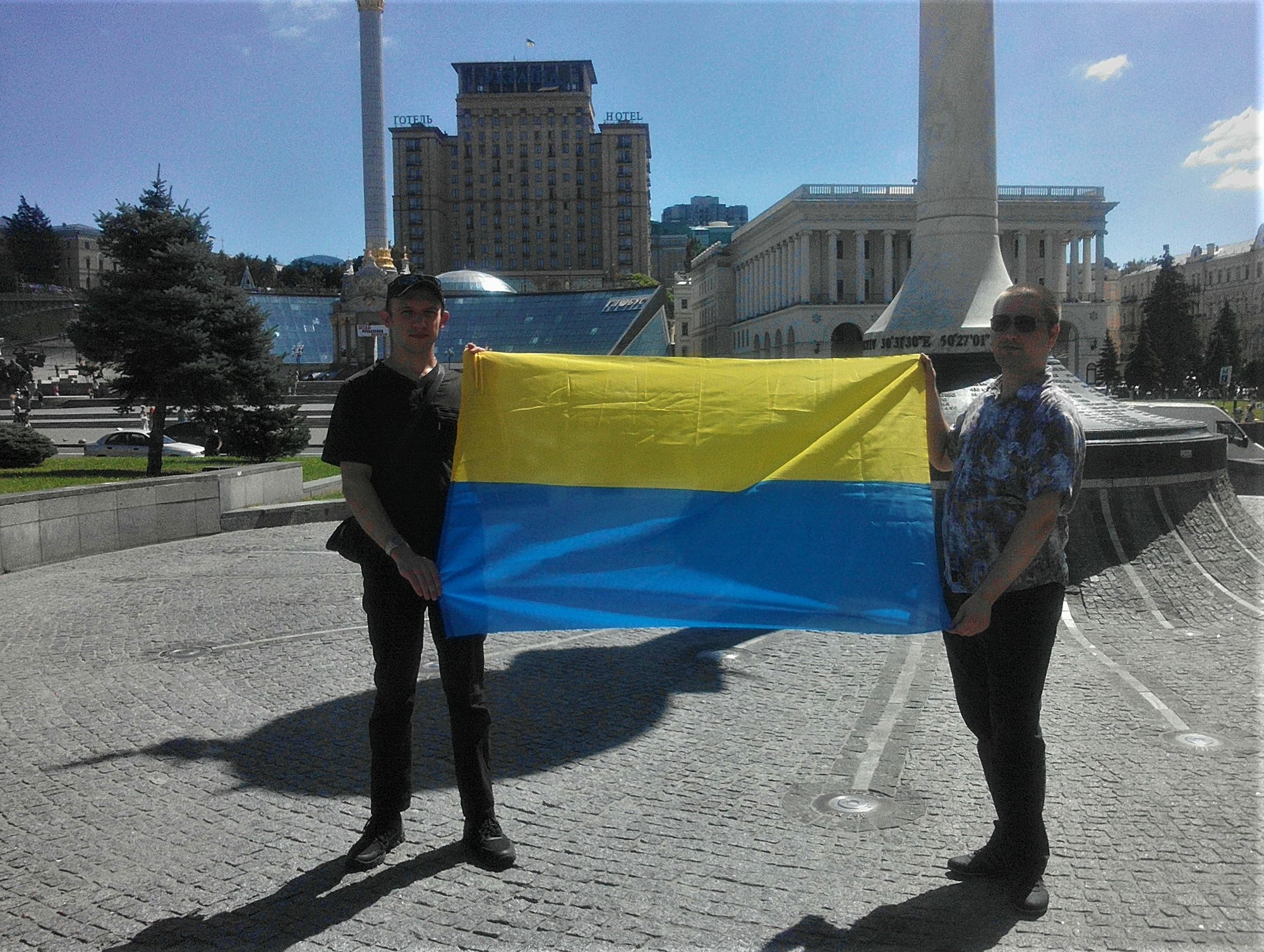 Михайло Андрієнко з другом та з прапором у центрі Києва