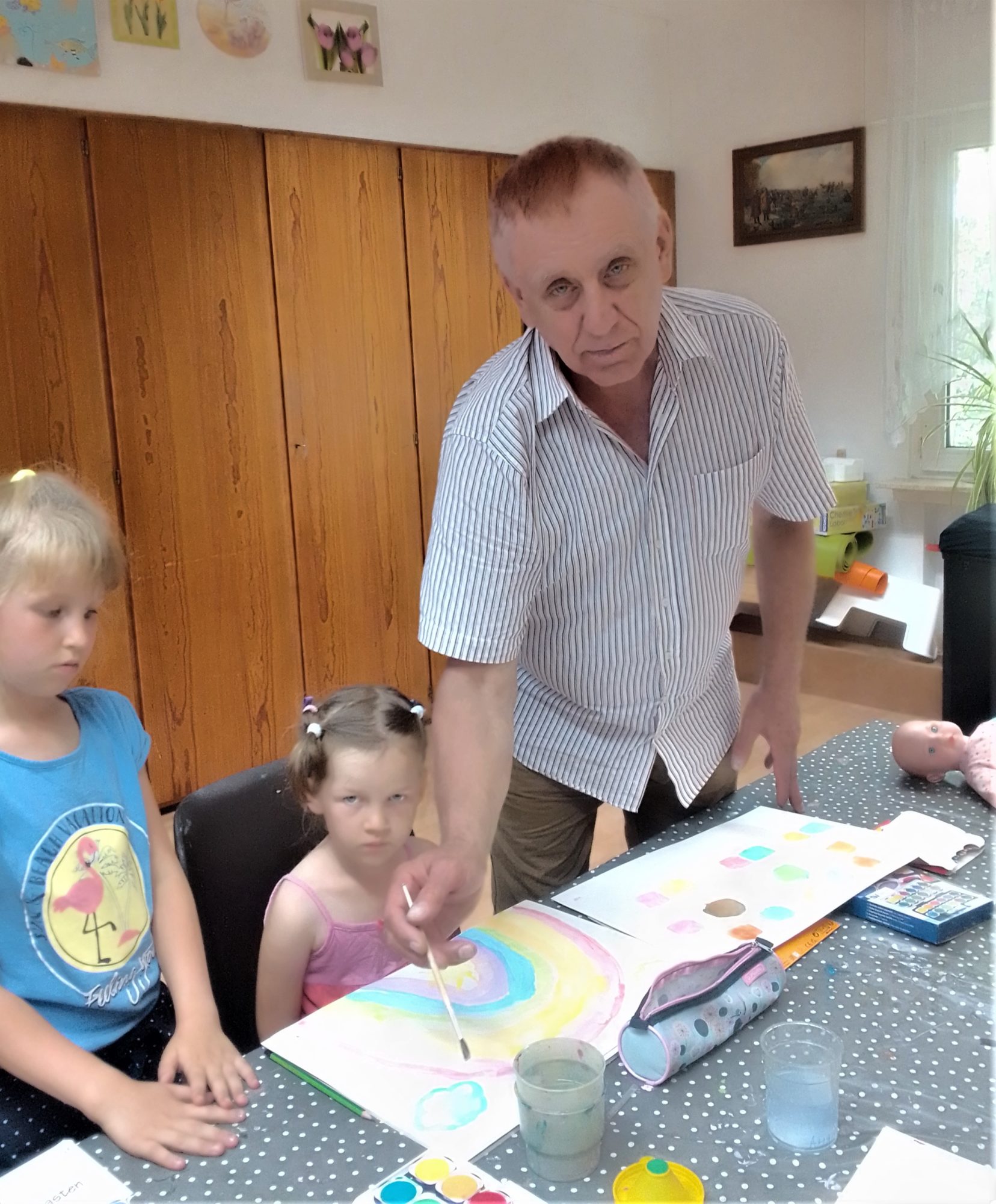 бахмутский художник Сергей Садчиков обучает детей рисунку в Кельне