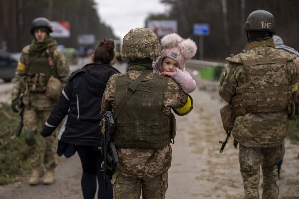 Как бойцы ВСУ помогают украинским детям во время войны (фото) 4