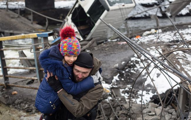 Как бойцы ВСУ помогают украинским детям во время войны (фото) 6
