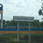 Обстріл Покровська: окупанти знищили вагон з гумдопомогою та пошкодили залізничну колію (ОНОВЛЕНО)