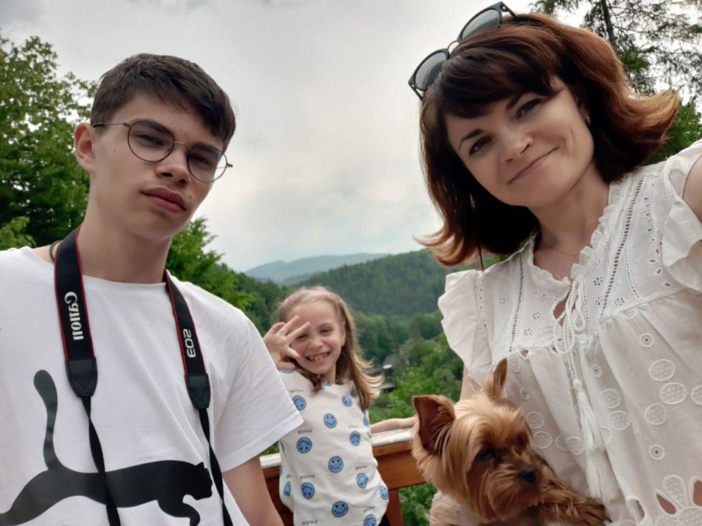 “Легко не будет, но жизнь родных того стоит”. Как учительница из Соледара строит с детьми новую жизнь на западе Украины