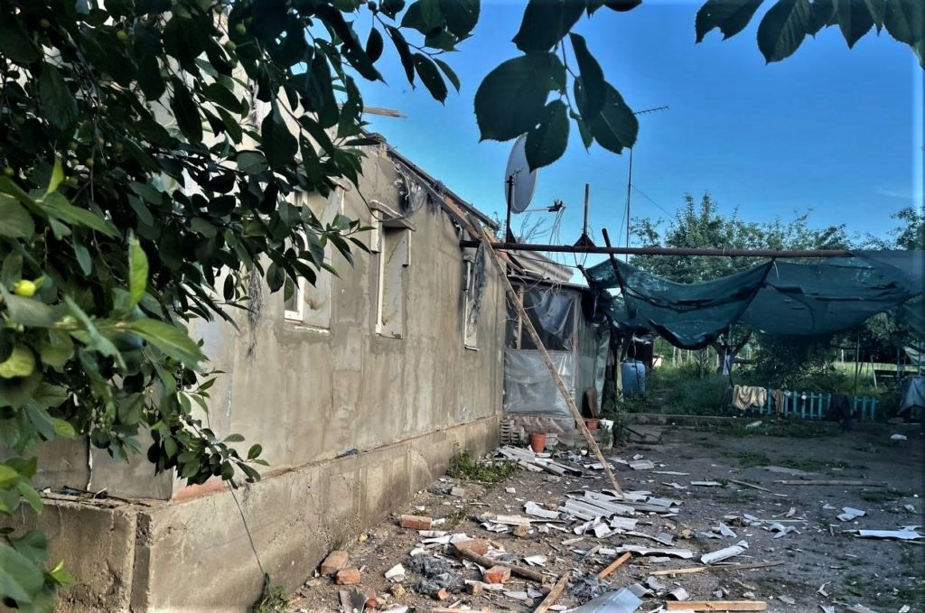 В Донецкой области оккупанты попали в 2 завода, помещения ТЭС и еще более 30 гражданских объектов. Есть погибшие, — полиция (ФОТО)