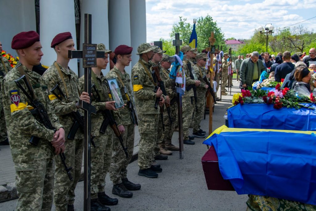 В Україні гинуть 60-100 військових на день, — президент
