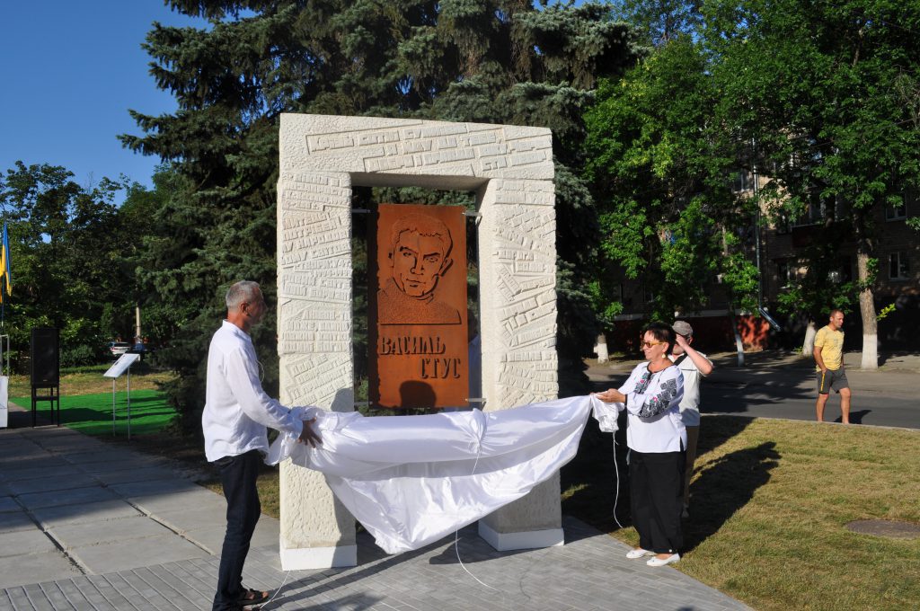 Вячеслав Гутыря открывает памятник Стусу в Краматорске