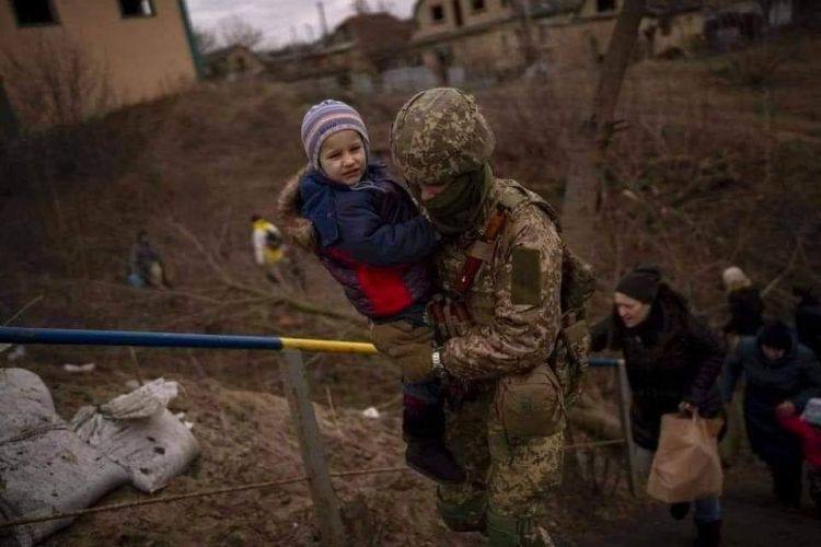 Как бойцы ВСУ помогают украинским детям во время войны (фото)