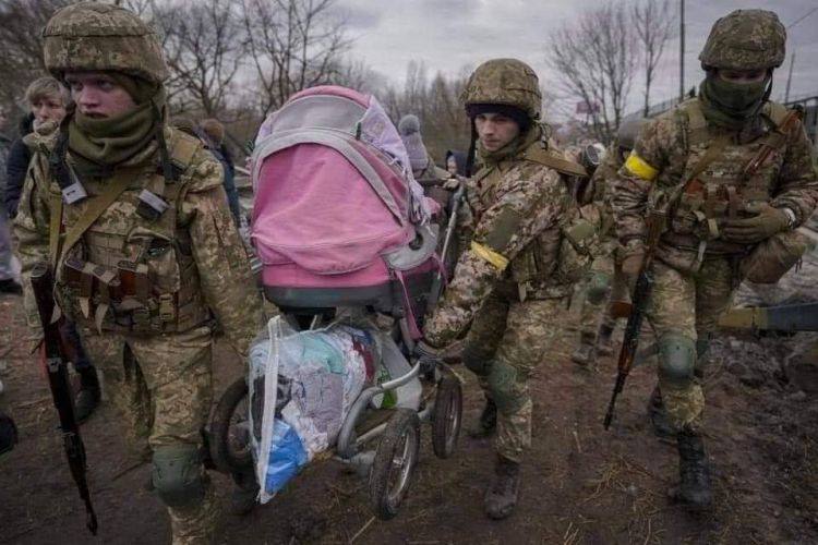Как бойцы ВСУ помогают украинским детям во время войны (фото) 2
