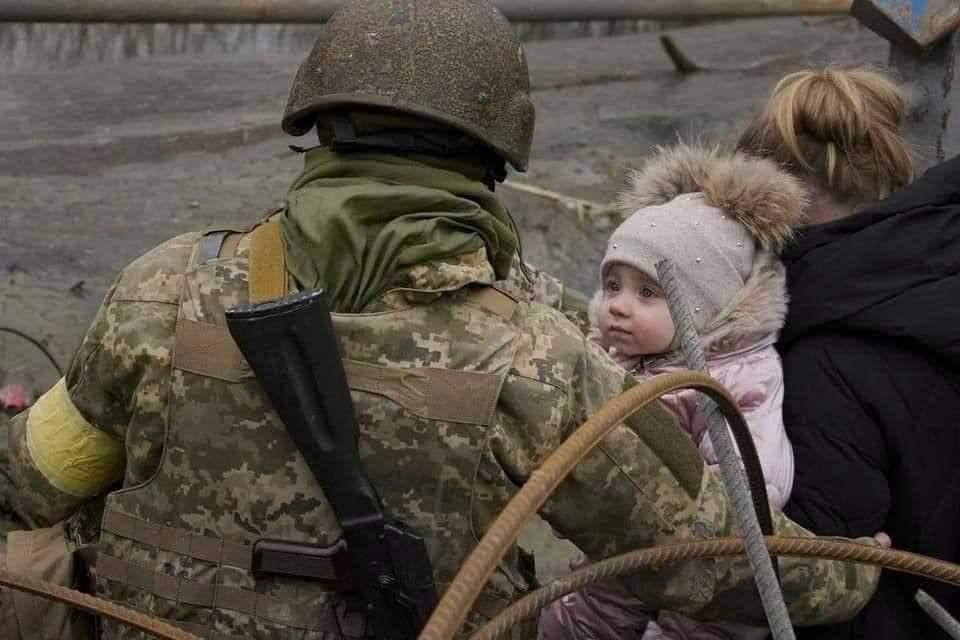 Как бойцы ВСУ помогают украинским детям во время войны (фото) 3