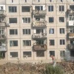 Обстріл Соледара: російські окупанти вгатили поряд з житловою п’ятиповерхівкою. Будівля пошкоджена (ФОТО, ВІДЕО)