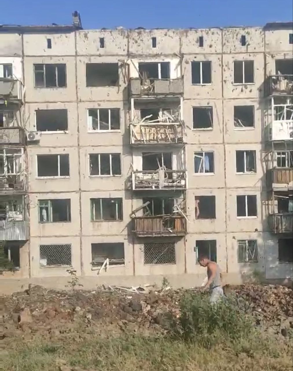 Обстріл Соледара: російські окупанти вгатили поряд з житловою п’ятиповерхівкою. Будівля пошкоджена (ФОТО, ВІДЕО) 1