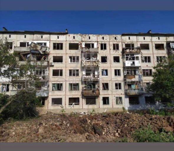 Обстріл Соледара: російські окупанти вгатили поряд з житловою п’ятиповерхівкою. Будівля пошкоджена (ФОТО, ВІДЕО)